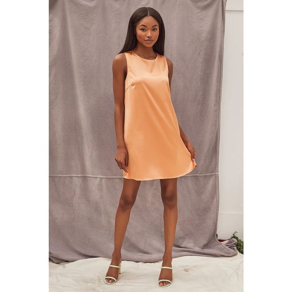🔥🔥 5/$25 sale 🔥🔥 Lulu’s Chic Peak Light Orange gold Satin Sleeveless Shift Dress
